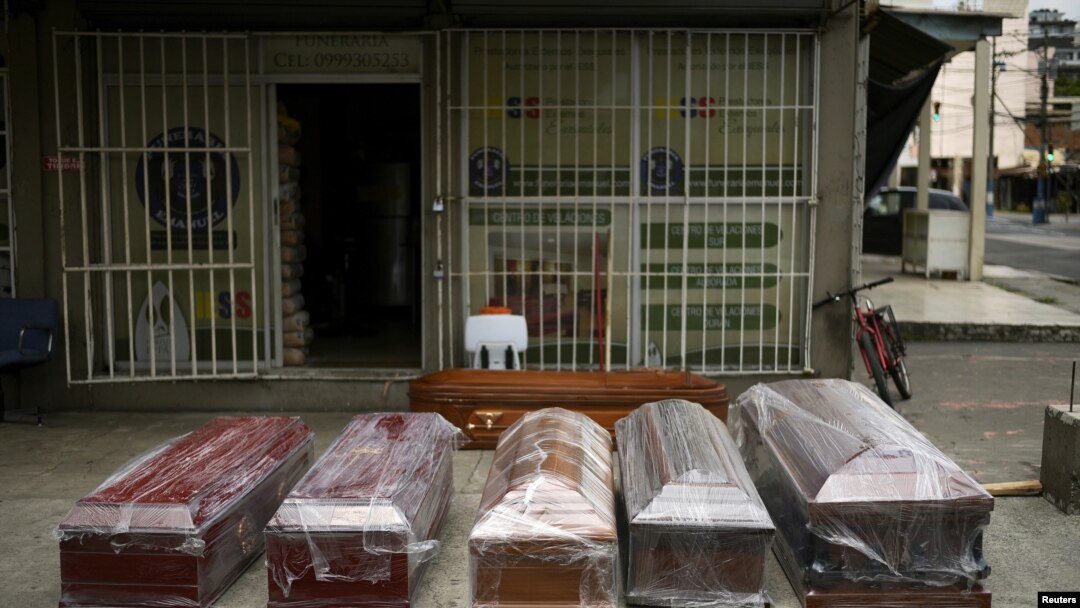 Una funeraria exhibe sus ataúdes durante el peor momento de la pandemia de COVID-19 en Ecuador en abril de 2020.