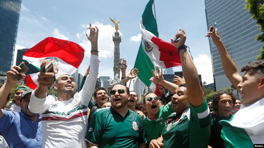 Pambano la Kundi F- Ujerumani dhidi ya Mexico. Washabiki wa Mexico wakisheherekea katika mnara wa Uhuru wa Angel, Mexico.