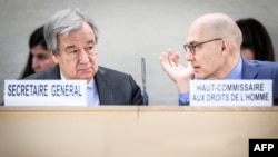El secretario general de las Naciones Unidas, Antonio Guterres, conversa con el Alto Comisionado para los Derechos Humanos de la ONU, Volker Turk, durante la apertura de la sesión 55 del Consejo de Derechos Humanos, en Ginebra, el 26 de febrero de 2024.