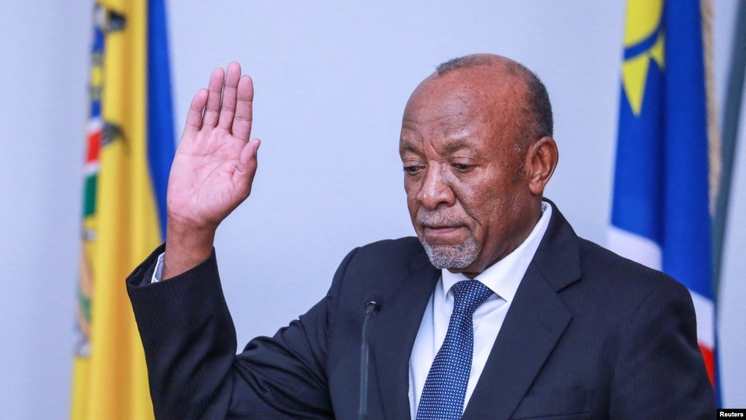 Rais wa Namibia, Nangolo Mbumba akila kiapo kufuatia kifo cha Rais Geingob. 