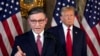 ARCHIVO - El presidente de la Cámara de Representantes, el republicano Mike Johnson, al frente, y el expresidente Donald Trump, al fondo, durante una conferencia de prensa, el 12 de abril de 2024, en Mar-a-Lago, en Palm Beach, Florida.