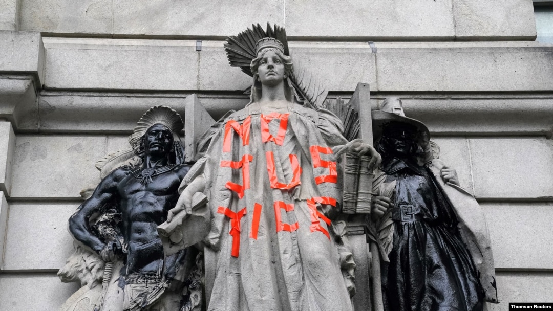 Una estatua vandalizada frente a una protesta en un lugar que llaman la "Zona Autónoma del Ayuntamiento" en apoyo de "Black Lives Matter" en el distrito de Manhattan de la ciudad de Nueva York. 