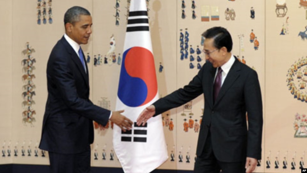 US President Barack Obama, left, shakes hands with South Korean President Lee Myung-bak at the Blue House, the official presidential house, in Seoul, South Korea, Sunday, March 25, 2012.