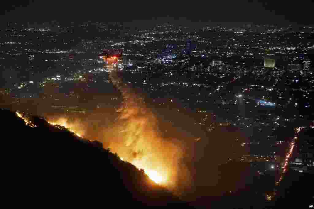 La zona también alberga casas de famosas figuras del entretenimiento. Personajes como Billy Crystal, Leighton Meester y Adam Brody, Paris Hilton y Mandy Moore abandonaron sus casas por el riesgo que representan los incendios. 