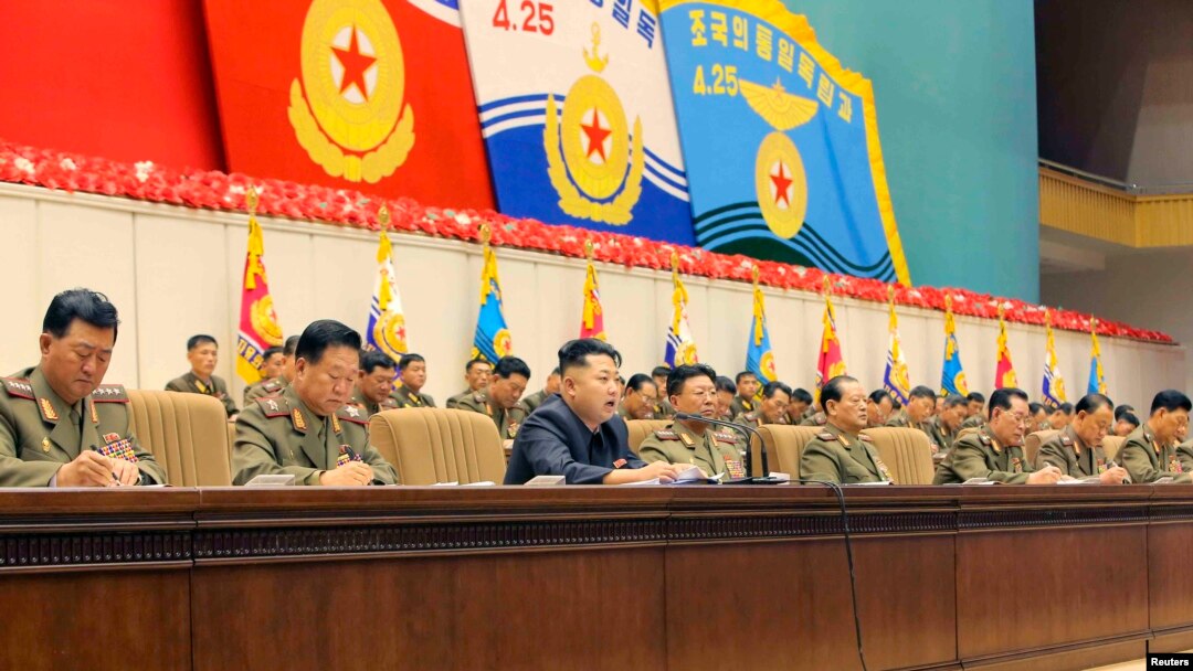 조선인민군 4차 중대장·정치지도원대회가 지난달 평양에서 열린 가운데, 김정은 국방위원회 제1위원장(가운데)이 발언하고 있다. (자료사진)