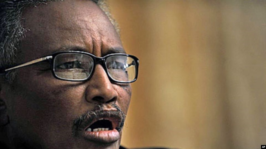 Abdurahman Mohamed Farole, president of Somalia's northern breakaway state of Puntland speaks in Apr 2009 at a press conference in Nairobi (file photo)