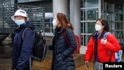 戴着口罩的乘客从中国搭乘直飞航班抵达美国芝加哥机场。（2020年1月24日）