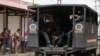Miembros de la contrainteligencia de Venezuela escoltan a personal detenido de la Guardia Nacional Bolivariana después de tomar el control de la prisión de Tocorón el 23 de septiembre de 2023.