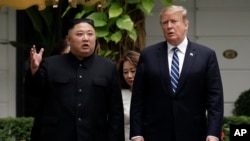 美國總統特朗普同北韓領導人金正恩在河內（2019年2月28日）