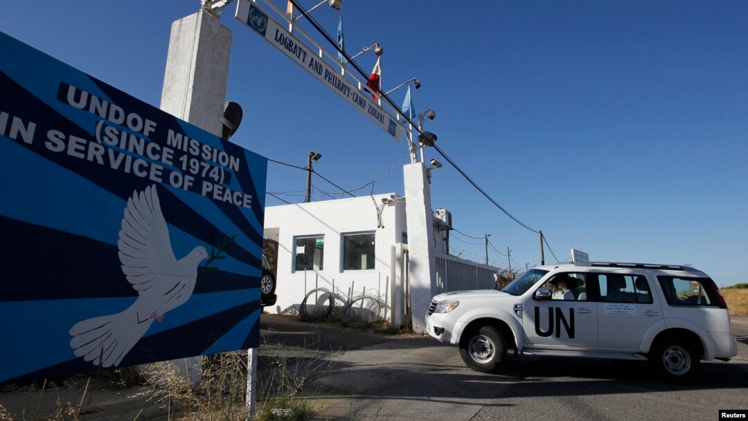 A United Nations vehicle drives into a base near the Quneitra border crossing between Israel and Syria, in the Golan Heights, June 7, 2013. 