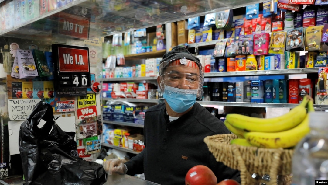 Archivo - El operador de una bodega en Nueva York, Rafael Pérez, usa una máscara protectora para atender a sus clientes en medio de la pandemia de coronavirus que ha afectado a EE.UU.