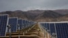 ARCHIVO - Paneles solares en la planta de energía solar Quilapilún, una empresa conjunta de Chile y China, en Colina, Chile, el 20 de agosto de 2019.