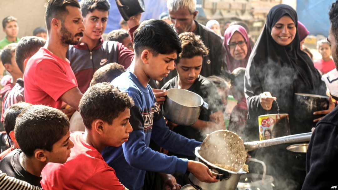 Gazze Şeridi'ndeki Bureij mülteci kampında yemek yardımı yapılıyor- 6 Kasım 2024.