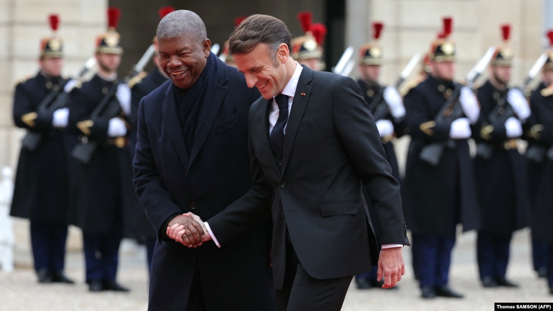 Presidente francês Emmanuel Macron (D) recebe o Presidente de Angola, João Lourenço, no Palácio Presidencial do Eliseu, em Paris, 16 janeiro 2025