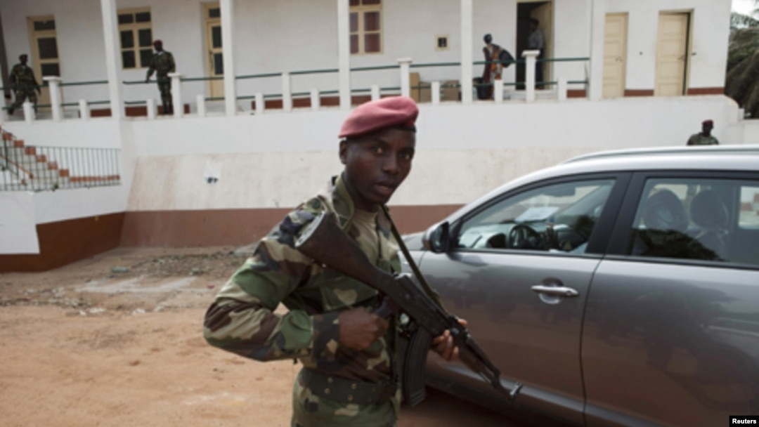Soldado bissau-guineense em posição de guarda, no quartel-general de Bissau (Arquivo)