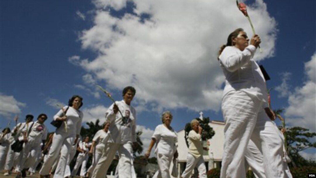Las Damas de Blanco iniciaron sus marchas dominicales en La Habana después del arresto de 75 disidentes en el 2003