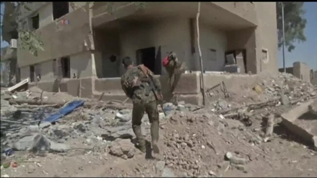 US-led Forces Tighten Ring Around IS Stronghold in Syria