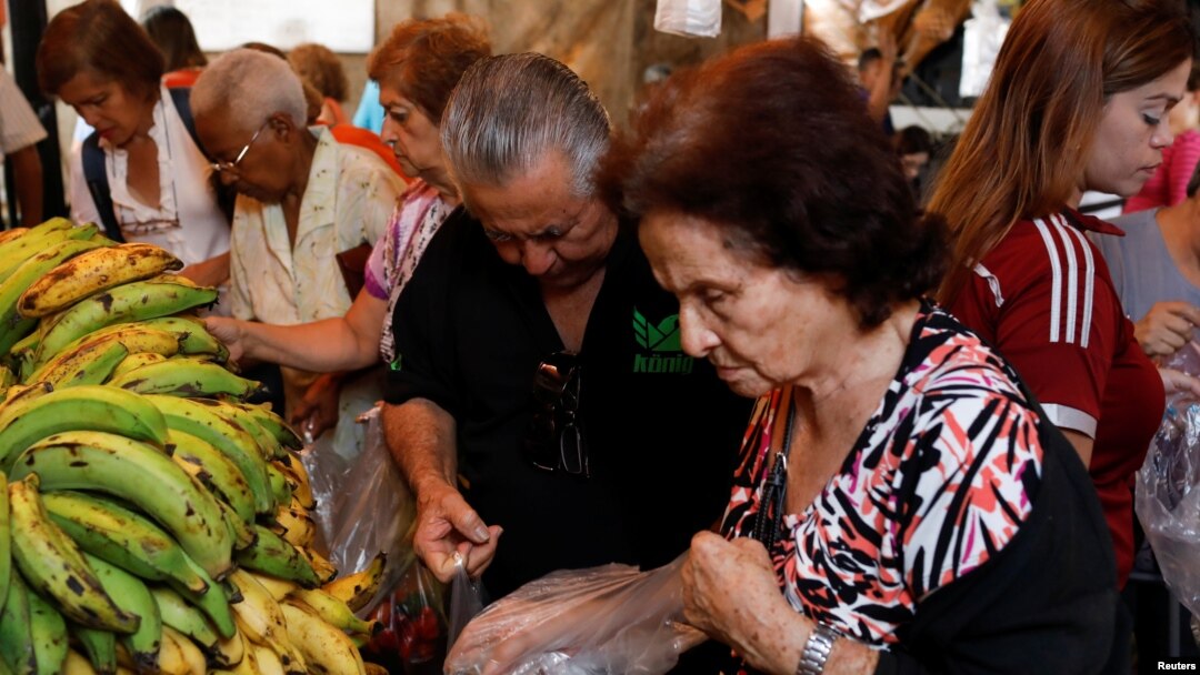 Venezolanos compran en un mercado informal al aire libre en Caracas.