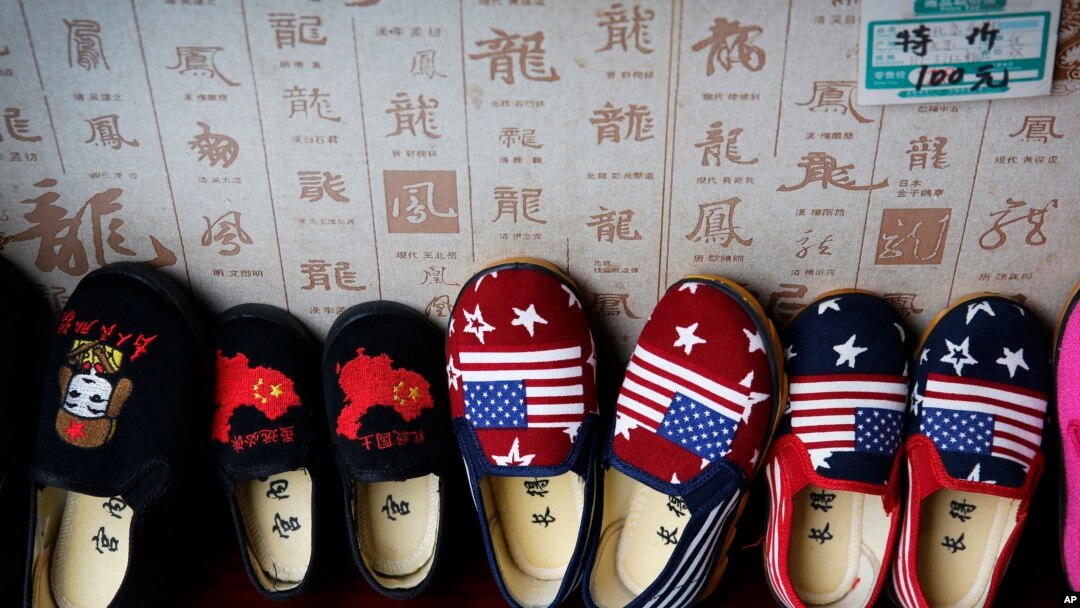 北京一家商店展示的中國製造的顯示中國地圖和美國國旗的童鞋 (資料圖片)
