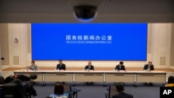 2021年3月24日，中國學者和政府官員在北京國務院新聞辦公室的記者會上。（美聯社照片）
