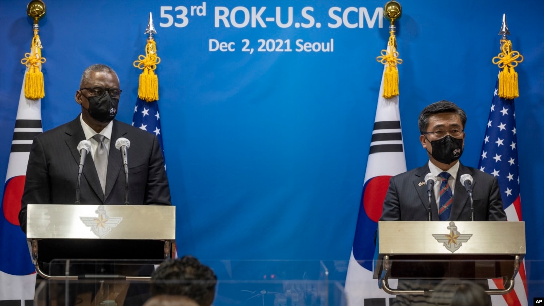 로이드 오스틴 미국 국방부 장관(왼쪽)과 서욱 한국 국방부장관은 2일 서울 국방부 청사에서 제53차 미-한 안보협의(SCM)에 이어 기자회견을 했다.
