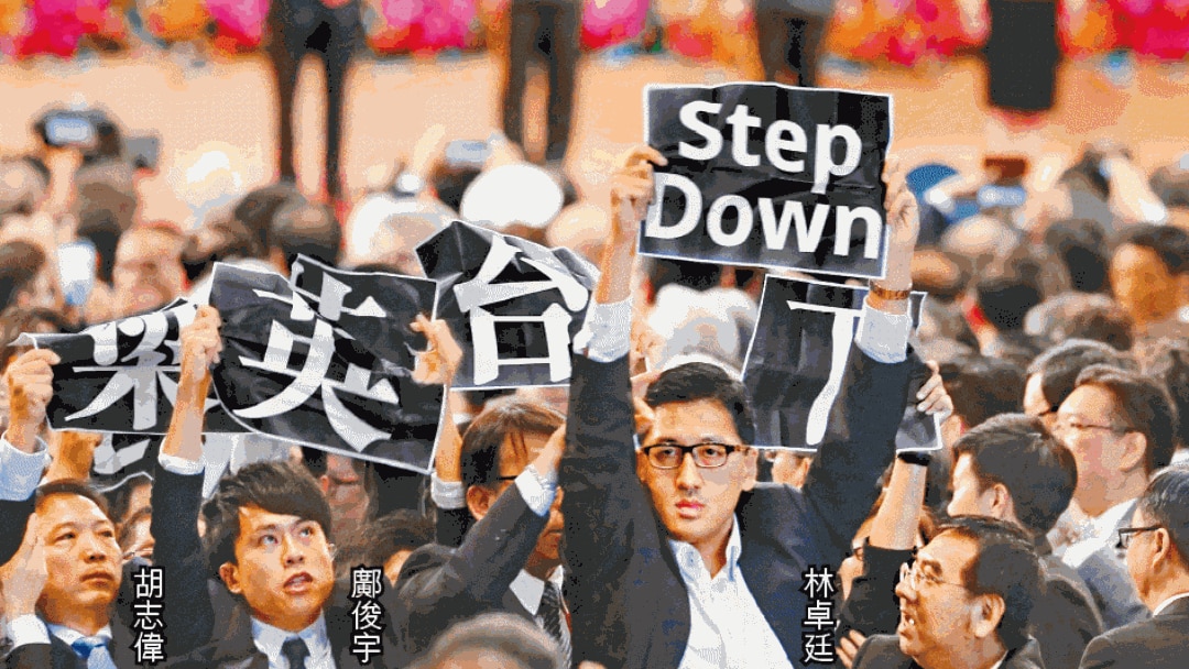 多名民主黨候任議員在十一國慶酒會上抗議梁振英(蘋果日報圖片) 