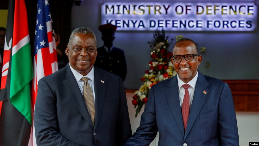 Secretario de Defensa de EEUU, Lloyd Austin, y el secretario del Gabinete para la Defensa de Kenia, Aden Duale, se estrechan la mano en Nairobi, Kenia, el 25 de septiembre de 2023. [REUTERS/Monicah Mwangi]